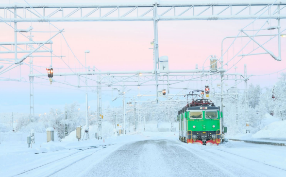 Framsida rapport med ett grönt tåg i vitt snötäckt landskap.